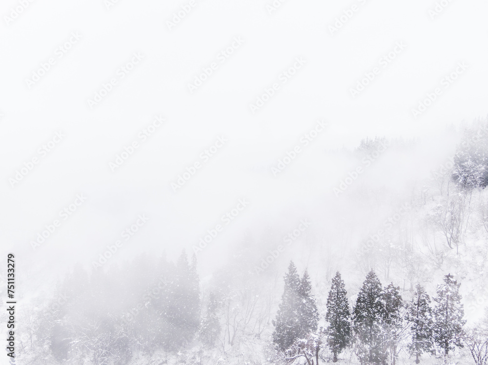 ドローン写真:霧が立ち込める、綺麗な雪に覆われた雪山 ドローン写真:霧が立ち込める、綺麗な雪に覆われた雪山