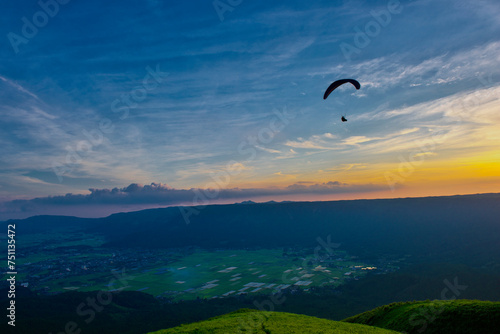 熊本県 阿蘇の空を飛ぶパラグライダー