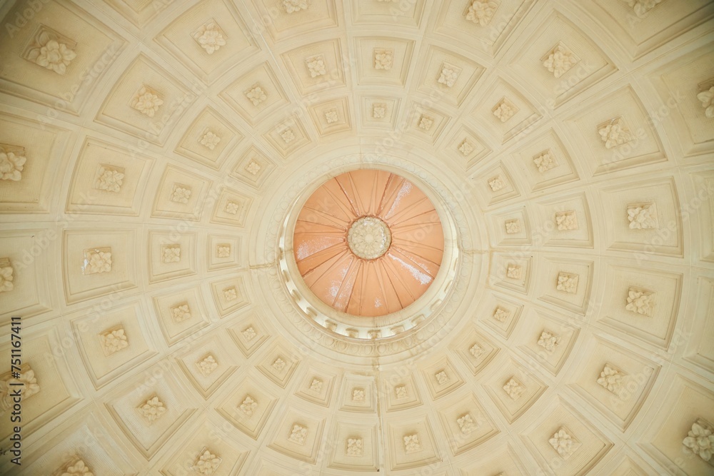 The ceiling is in the form of a circle with a bas-relief in the form of flowers.