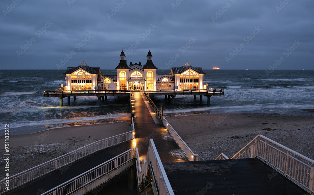 Obraz premium Seebrücke Sellin in der Abenddämmerung, Insel Rügen, Deutschland