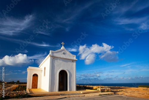 Foto Small white catholics church, Chapel of Immaculate Conception on the seacost of