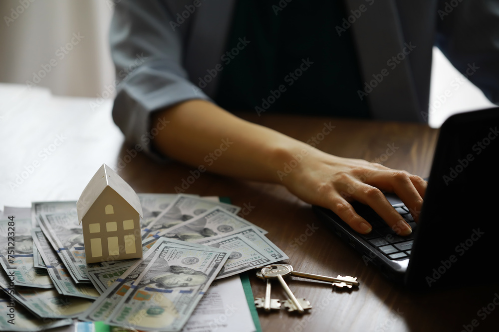Real estate agent talked the terms of the home purchase agreement and asked the customer to sign the documents, Home sales and insurance concept. - obrazy, fototapety, plakaty 
