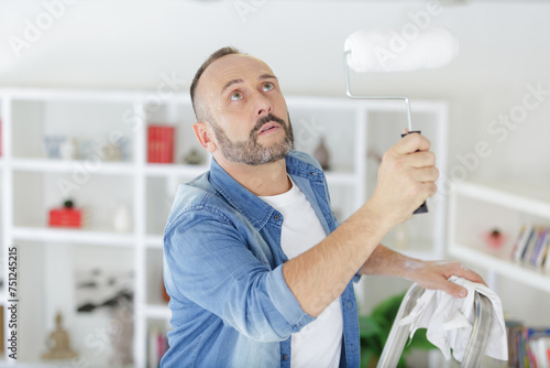 painting a gypsum plaster ceiling with roller