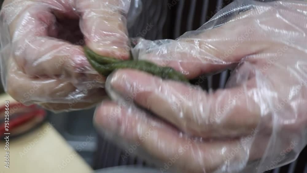 쑥떡 반죽에 고명을 가득 채워 동그랗게 빚어 고물을 묻혀 완성한 궁중두텁떡 쑥떡 반죽에 고명을 가득 채워 동그랗게 빚어 고물을 묻혀 완성한 궁중두텁떡