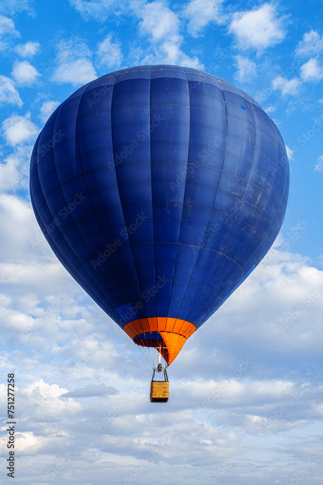 Obraz premium blue hot air ballon on blue cloudy sky