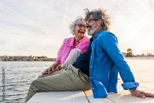 Foto Beautiful happy senior couple bonding outdoors - Cheerful old people romantic da