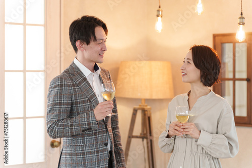 お酒を飲む男性と女性 photo