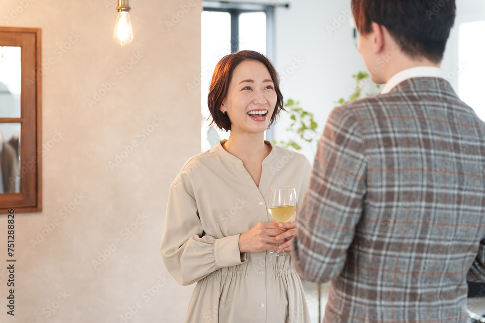 お酒を飲む男性と女性 お酒を飲む男性と女性