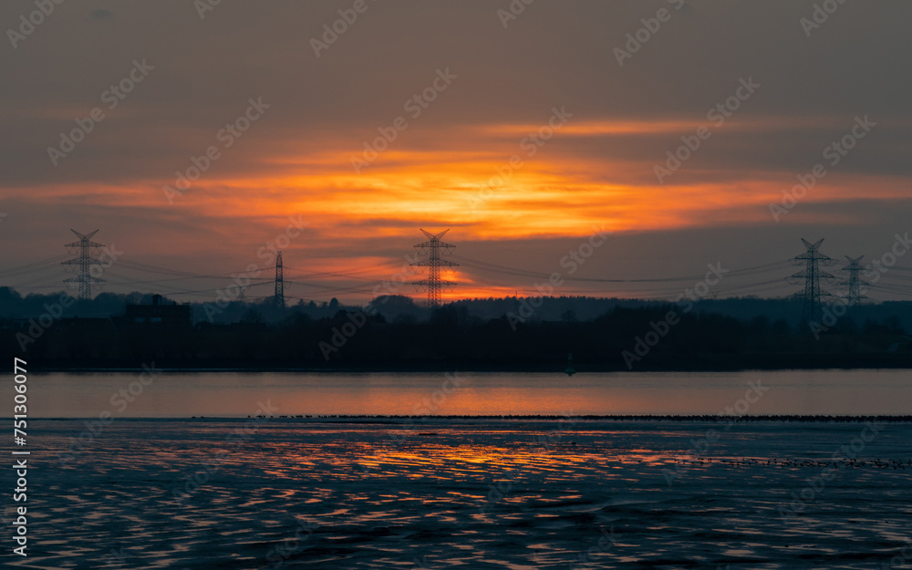 Intensiver Sonnenuntergang über Norddeutschland aufgenommen an der Elbe bei Hamburg