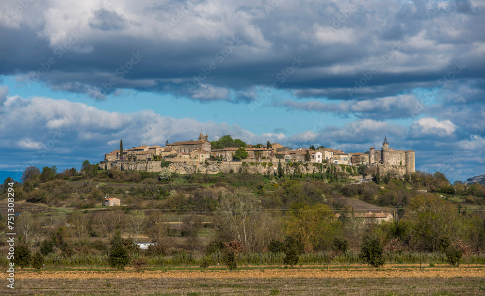 Vue panoramique du village de Lussan, Gard, France