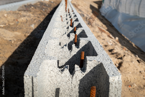 Projeto de construção: Utilização de blocos de betão e ferro num canteiro de obras para a construção de um muro seguro e robusto
 photo
