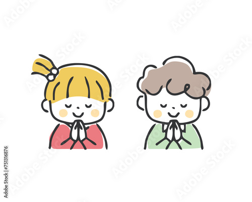 目を閉じて合掌する男の子と女の子