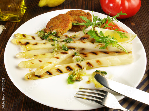 Grilled white asparagus with falafel and salad - Vegan