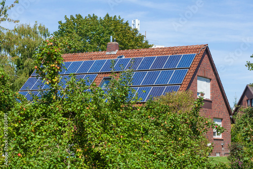 Modernes Wohngebäude mit Solardach und Apfelbäumen, Wunstorf, Niedersachsen, Deutschland