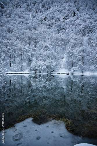 Lac de Bethmale sous la neige d'hiver en Ariège photo