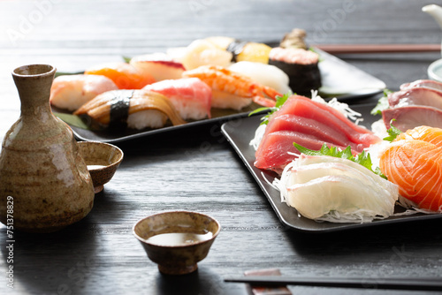 日本酒と寿司、刺身、和食の酒席 photo