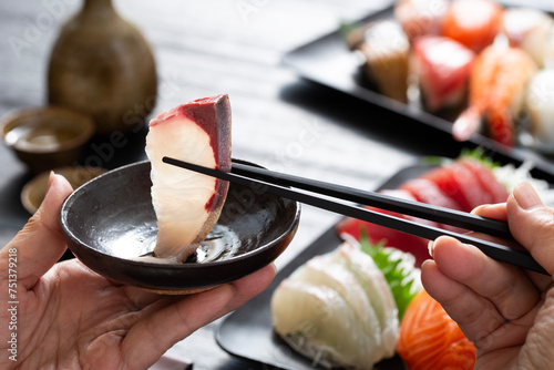 Cuadro en lienzo 白身の刺身、カンパチの刺身を食べる