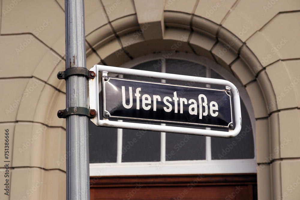Fototapeta premium uferstraße straßenschild