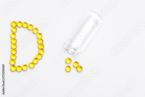 Suplement diety witamina d, żółte małe okrągłe kapsułki 