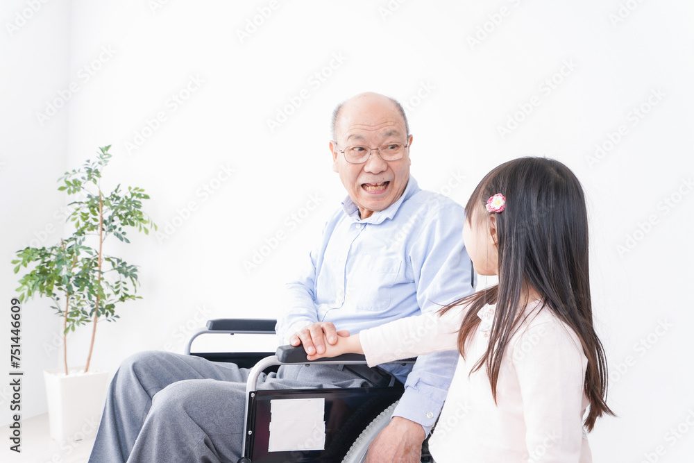 車椅子に乗る高齢男性と女の子 車椅子に乗る高齢男性と女の子