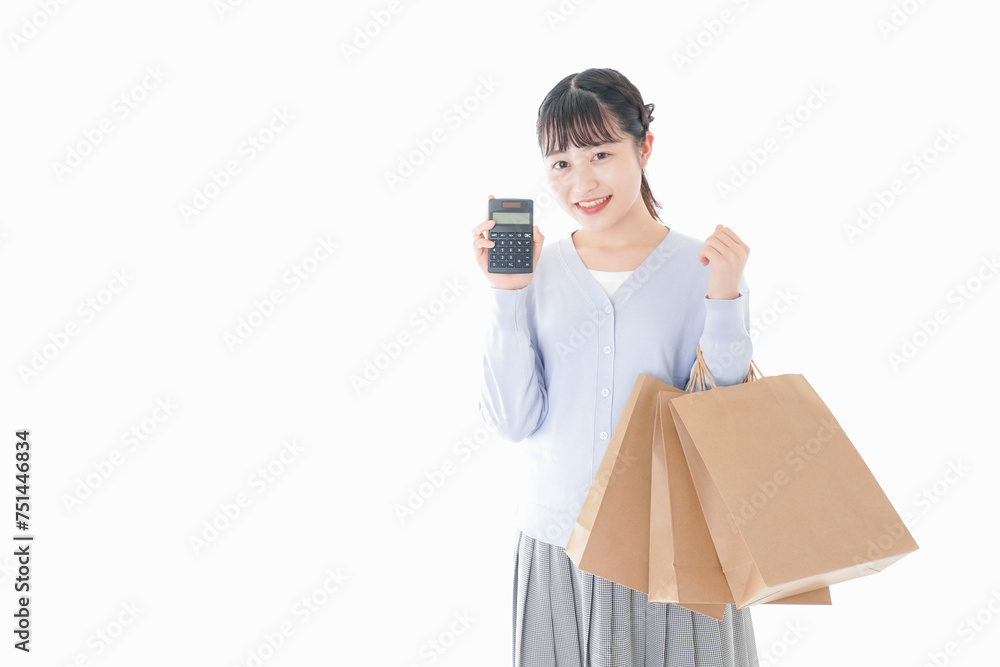 ショッピングを楽しむ若い女性 ショッピングを楽しむ若い女性