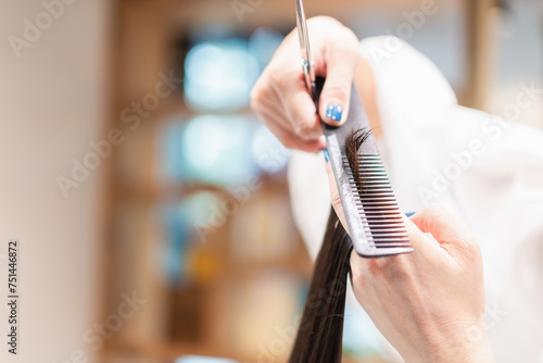 美容室でヘアカットをする女の子 photo
