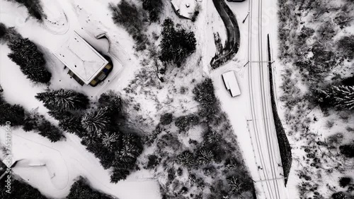 Verzauberte Winterwelten: Spektakuläre Drohnenaufnahmen von schneebedeckten Landschaften und eisigen Wundern.