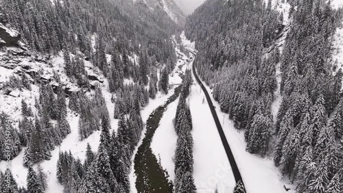 Verzauberte Winterwelten: Spektakuläre Drohnenaufnahmen von schneebedeckten Landschaften und eisigen Wundern.