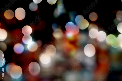 Verschwommene Lichtpunkte vor dunklem Hintergrund © by-studio