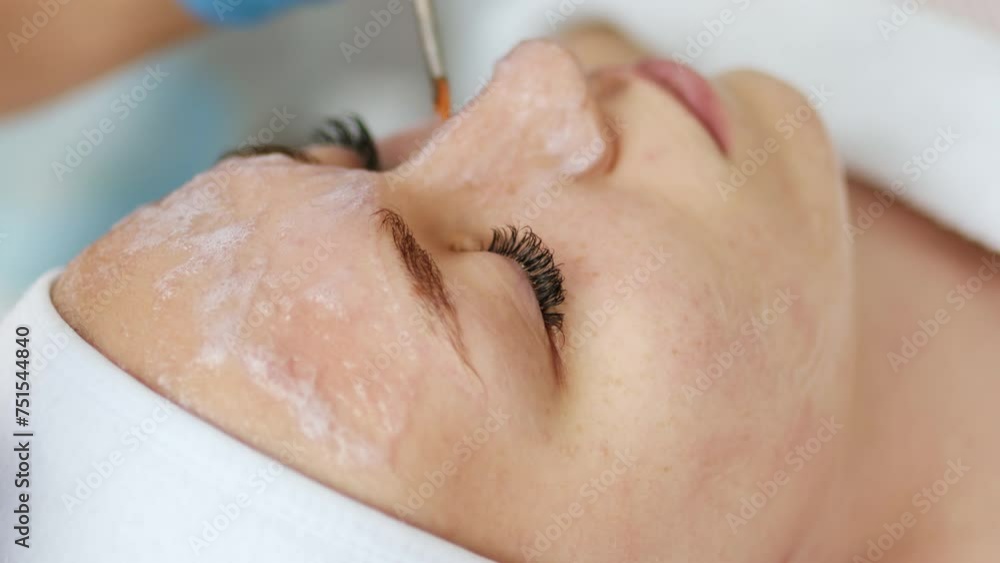 Beautician cosmetologist applies cosmetic product gel bubble acid peeling mask on face. Skincare and cosmetology spa concept.
Beautician cosmetologist applies cosmetic product gel bubble acid peeling mask on face. Skincare and cosmetology spa concept.