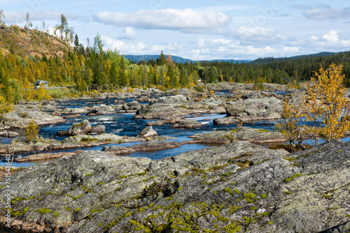 Am Kultsjöån Fluss in Schweden im Herbst