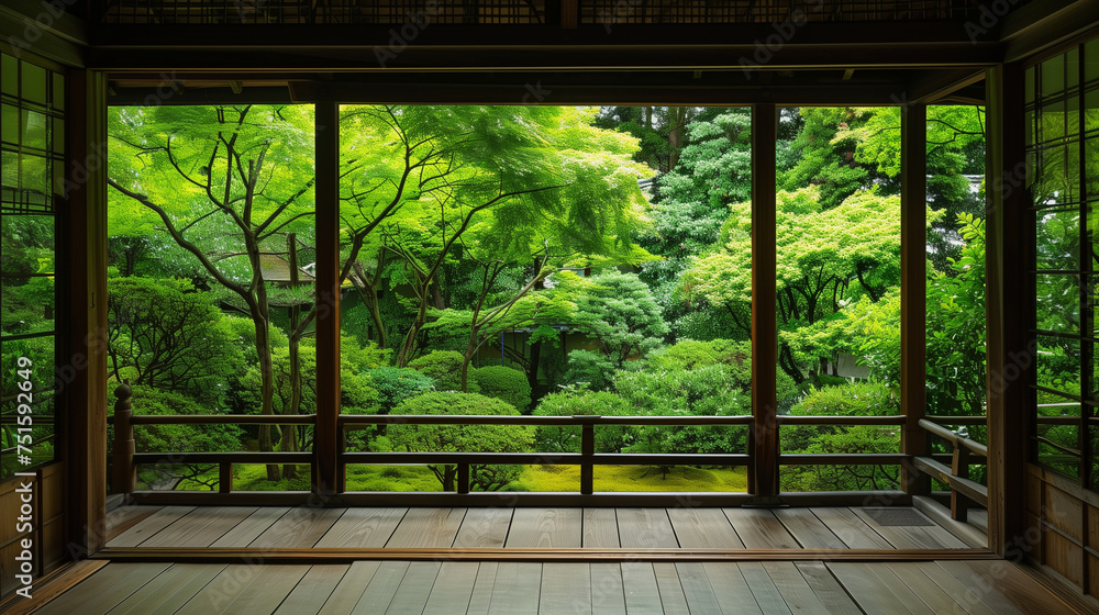歴史ある日本家屋から見える新緑の日本庭園