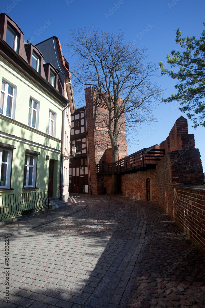 Krzywa wieża od strony starego miasta, Toruń, Poland - obrazy, fototapety, plakaty 