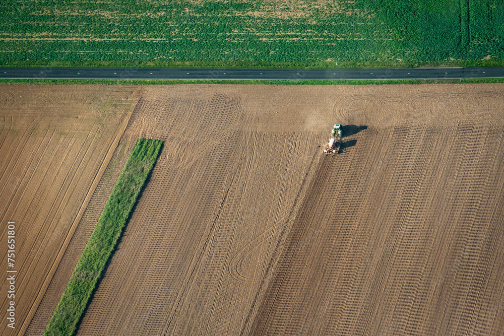 Obraz premium vue aérienne d'un tracteur dans les champs dans les Yvelines en France