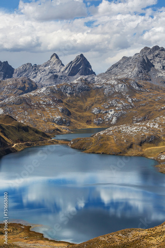 Lake in Cordillera © Galyna Andrushko