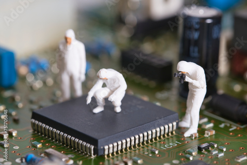 ein Techniker team mit weißen anzügen steht auf einem elektronischen Bauteil, Fotografie von Miniaturfiguren , nahansicht  photo