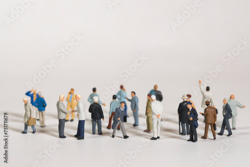 eine gemischte Menge Menschen stehend  auf weißen Hintergrund, Miniaturfiguren Fotografie photo