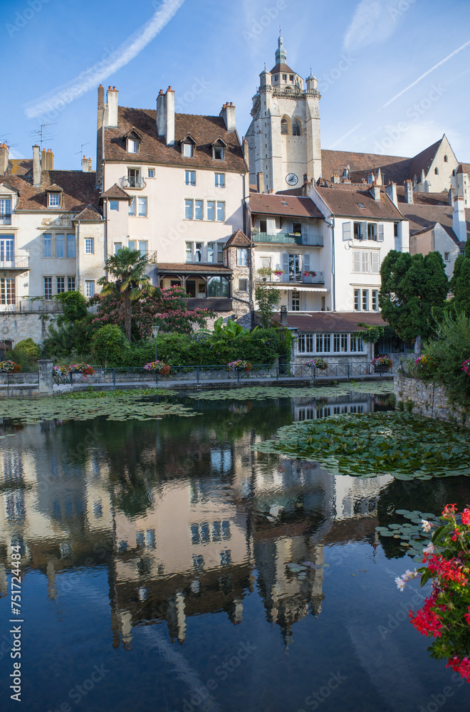 Dole ou la petite Venise du Jura est une ville classée Cité d'Art et d'Histoire, patrie de Pasteur le long des doubs et de l'eurovelo 6 et du canal des Tanneurs