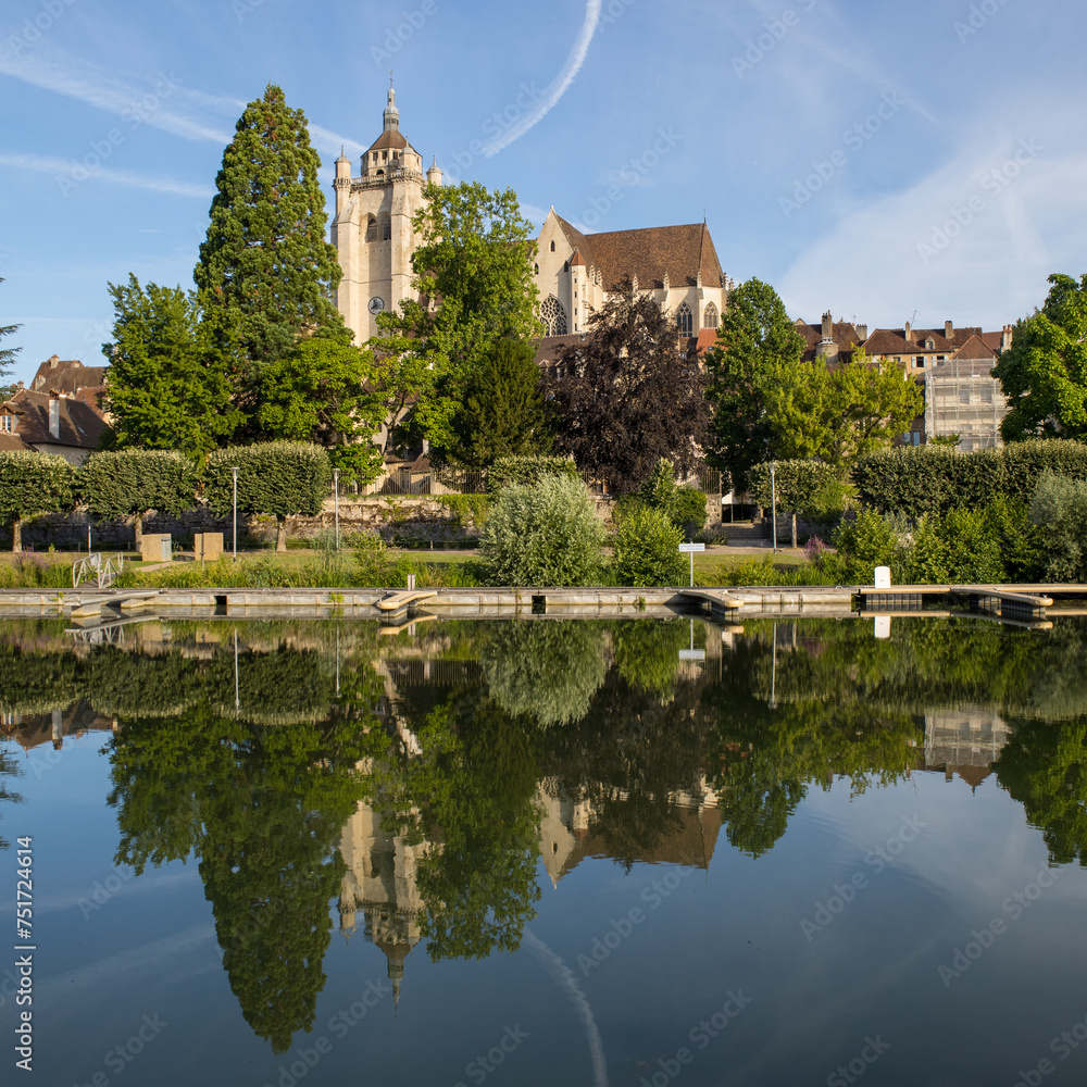 vue sur la ville touristique de Dole dans le Jura le long du canal du Rhin au Rhône vue sur la ville touristique de Dole dans le Jura le long du canal du Rhin au Rhône