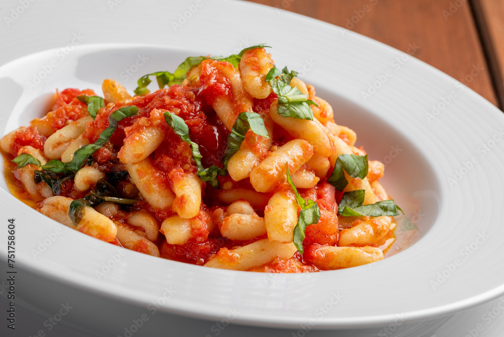 Cavatelli al pomodoro e basilico, pasta tipica della cucina campana, cibo italiano Cavatelli al pomodoro e basilico, pasta tipica della cucina campana, cibo italiano