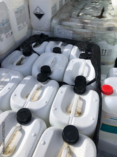 Bidons plastiques produit chimique