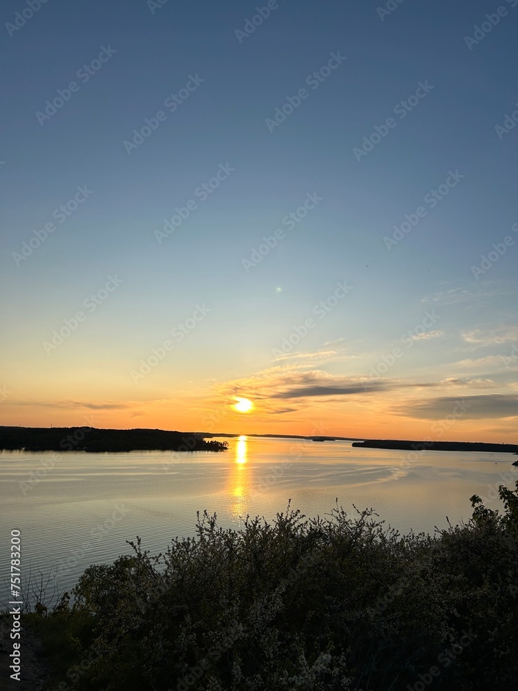 Naklejka premium sunset over the lake