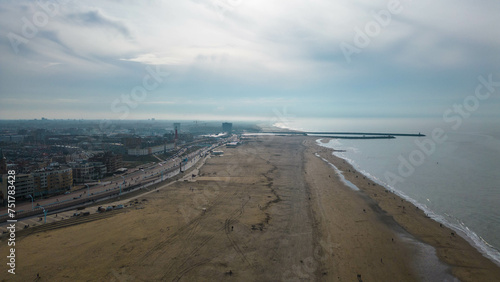 Quadro em tela A mesmerizing aerial view from The Pier SkyView, captured by a drone, offers a u