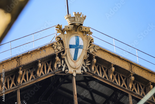 Les armoiries de Marseille sont l'un des principaux symboles de la ville. Le blason, « d'argent à la croix d'azur » comme le pavillon atteste depuis le XIIIᵉ siècle, est toujours utilise aujourd'hui. photo