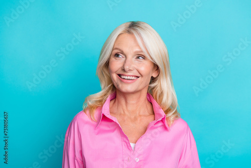 Photo portrait of lovely senior lady look empty space dressed stylish pink smart casual garment isolated on aquamarine color background © deagreez