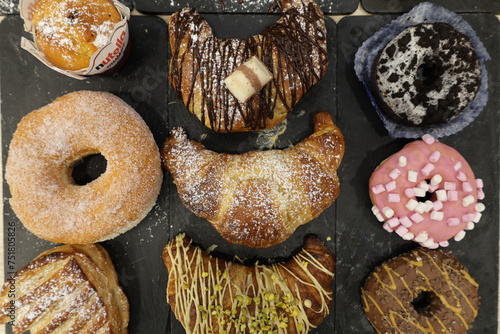 Pietanze italiane dalle pizze carne e dolci photo