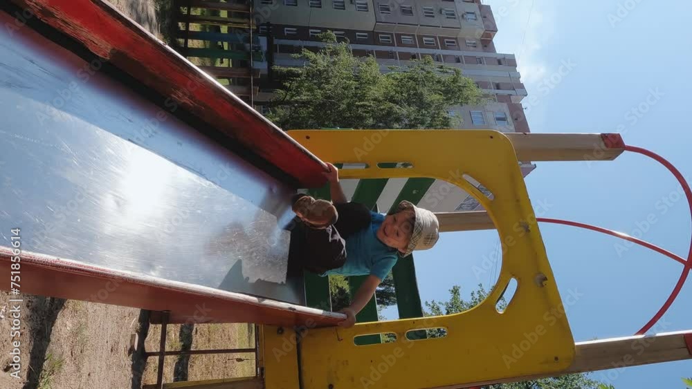 Vidéo Stock Vertical video of a child on a high slide. Concepts of fear ...