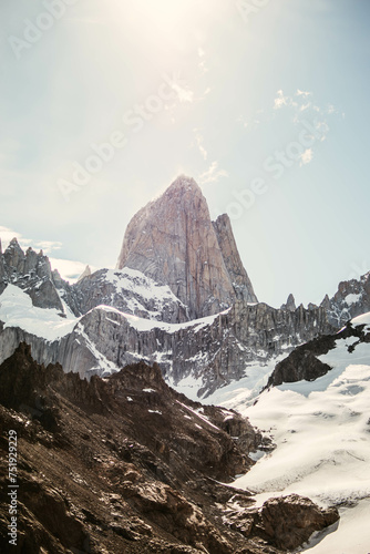 Descubre la majestuosidad de la Patagonia en El Chaltén, con la imponente montaña Fitz Roy como telón de fondo. Desde amaneceres dorados hasta atardeceres rosados, cada imagen captura la grandeza.