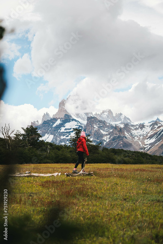 Acompaña a una joven aventurera explorando los magníficos paisajes de El Chaltén, donde la conexión entre el ser humano y la naturaleza se hace evidente. photo