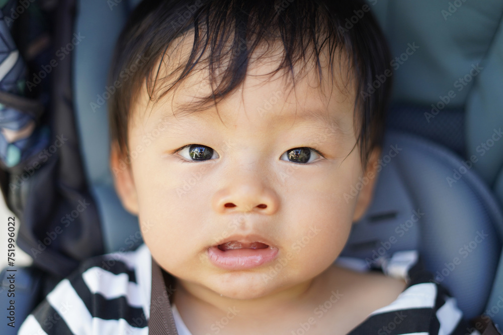 ベビーカーの子供の顔 / Face of a child in a stroller ベビーカーの子供の顔 / Face of a child in a stroller